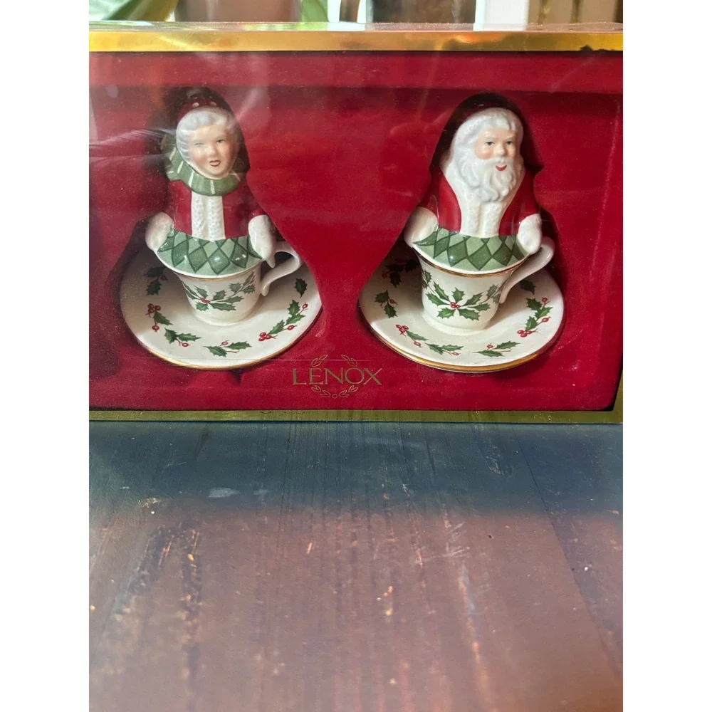 Lenox Boxed Holiday Santa & Mrs Claus Salt & Pepper Shakers Teacup Set Gold Trim